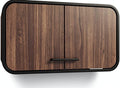 Moderne wandkast met houten afwerking en zwarte accenten
